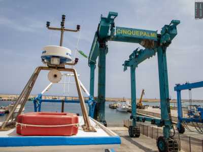Superato un cancello bianco ci ritroviamo su uno spiazzo affacciato sul mare...